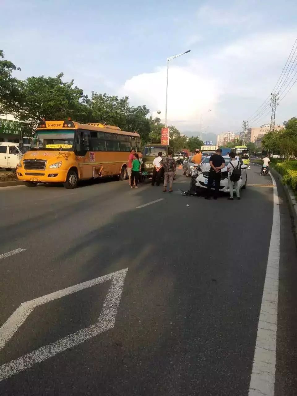 7点半,在樟木头东城大道,养贤学校路段发生三车连撞,小车追尾校车事故