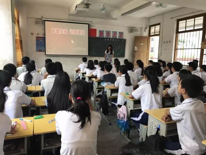 在陈店中学,民警向广大师生讲解了毒品的种类和吸贩毒品的危害,积极