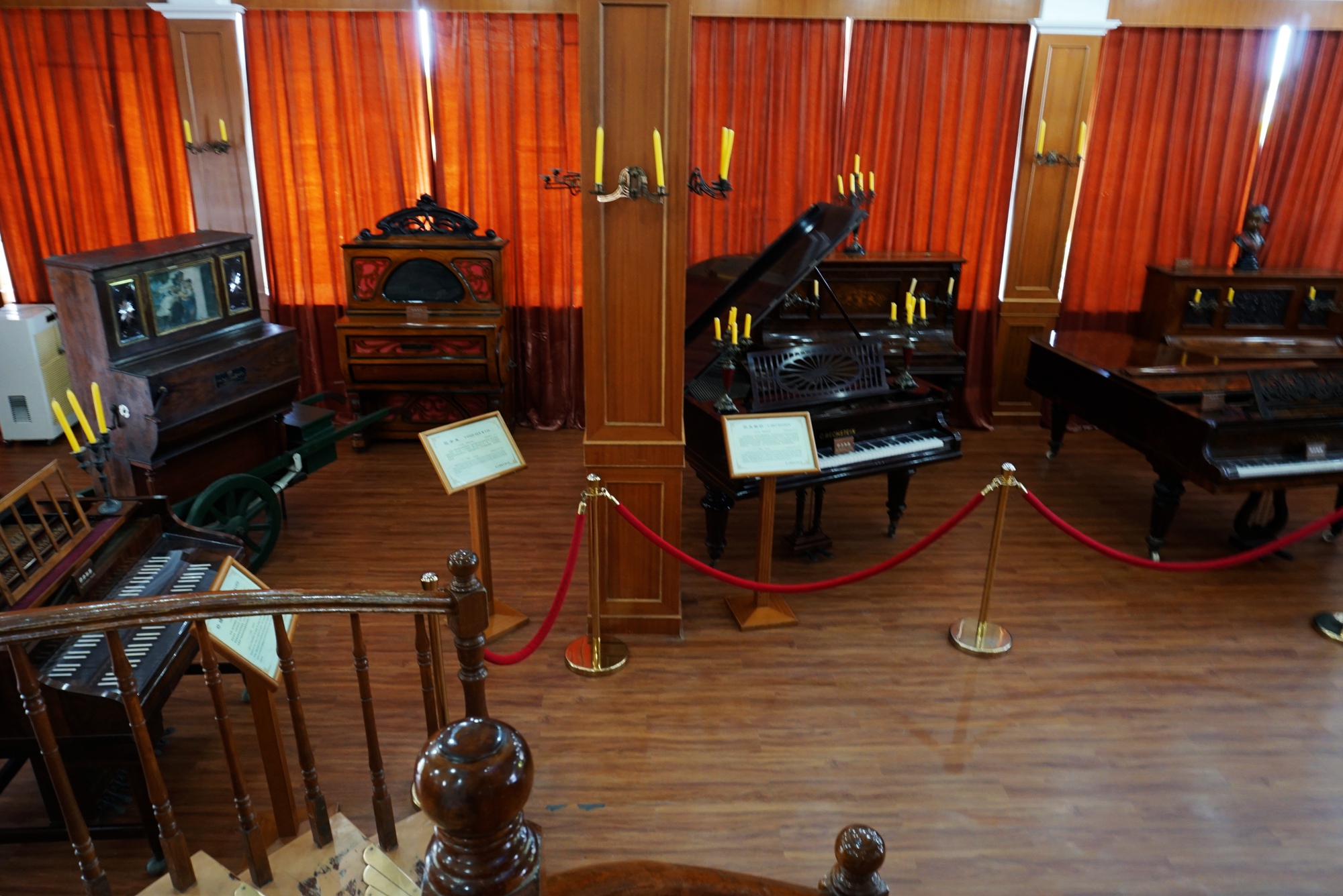 钢琴博物馆里的每一个细节都包含音乐元素,踩着五线谱和音符上下台阶