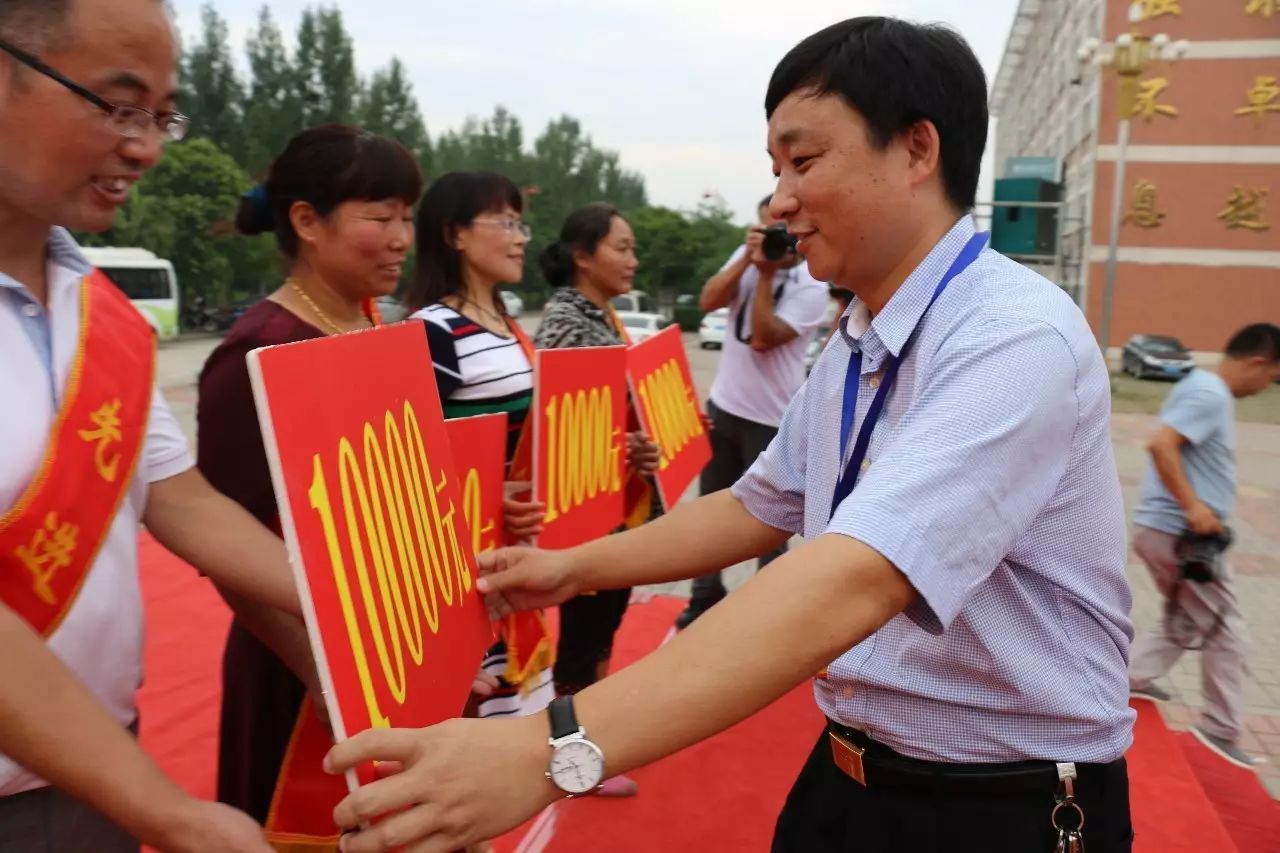 李亚锦,高二马利亚节目三:歌曲《房间▲表演者:高三徐基善,李万鹏