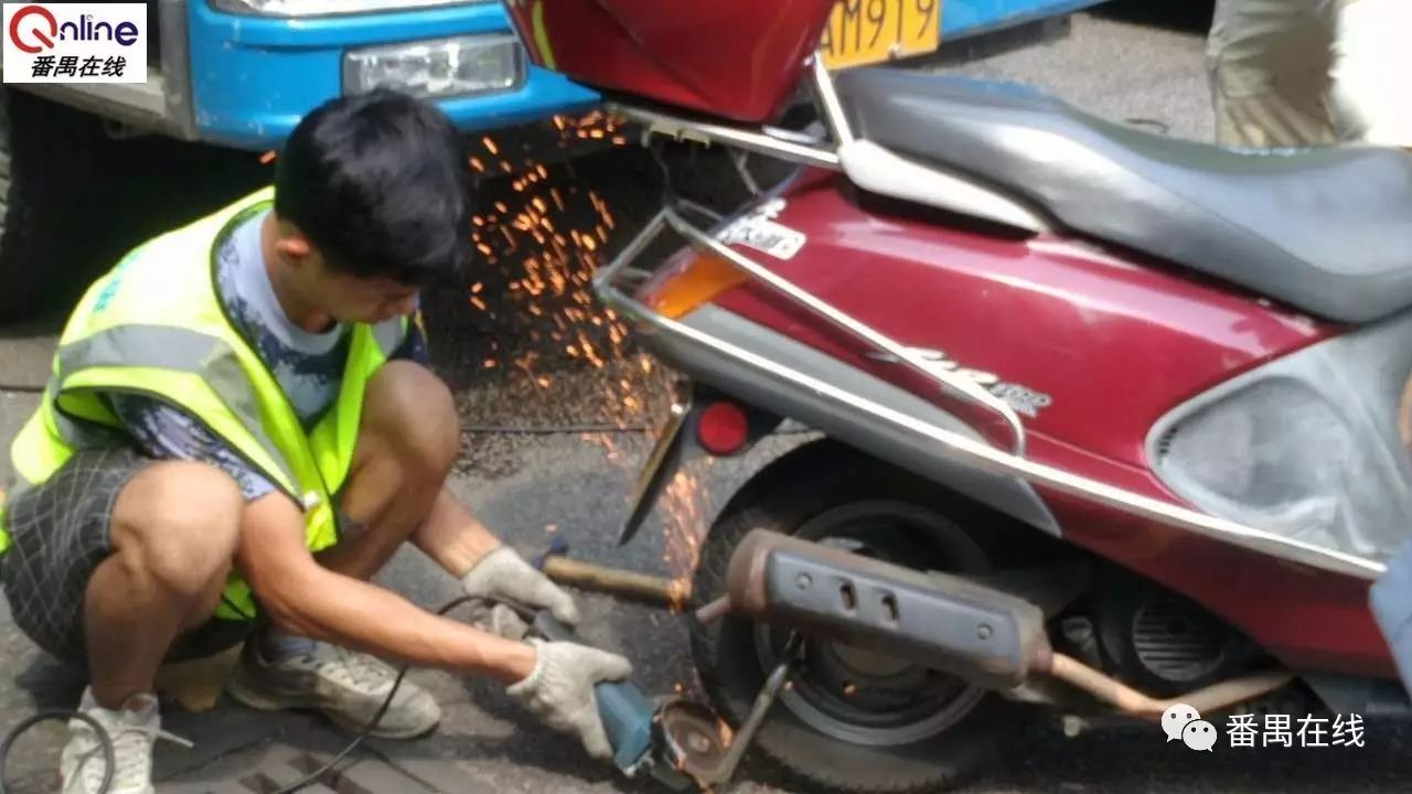 剛剛何賢醫院門口清理大批摩托車和電動車看看剩下哪些車沒被清走大量