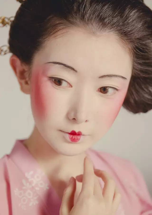 日本艺伎唇妆图片