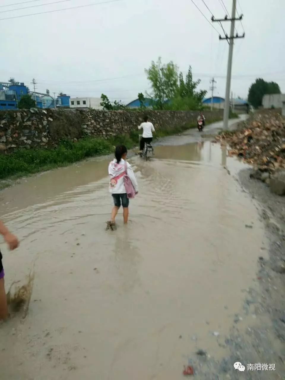 遍地水坑泥泞这些孩子们的上学路谁来守护