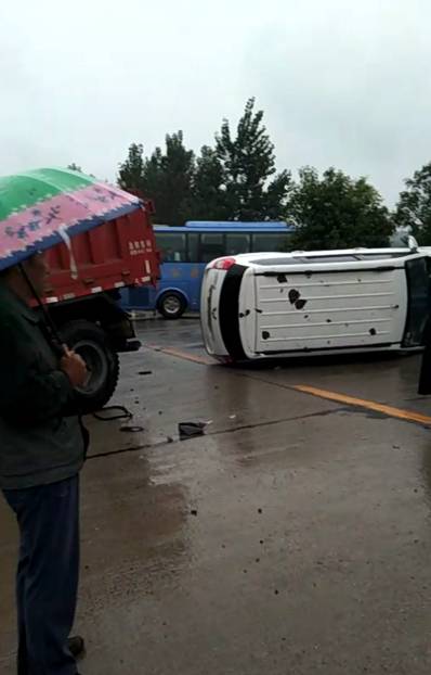 头条惨烈雨天慢行嵩县天城路发生车祸小汽车大卡车怼到路边