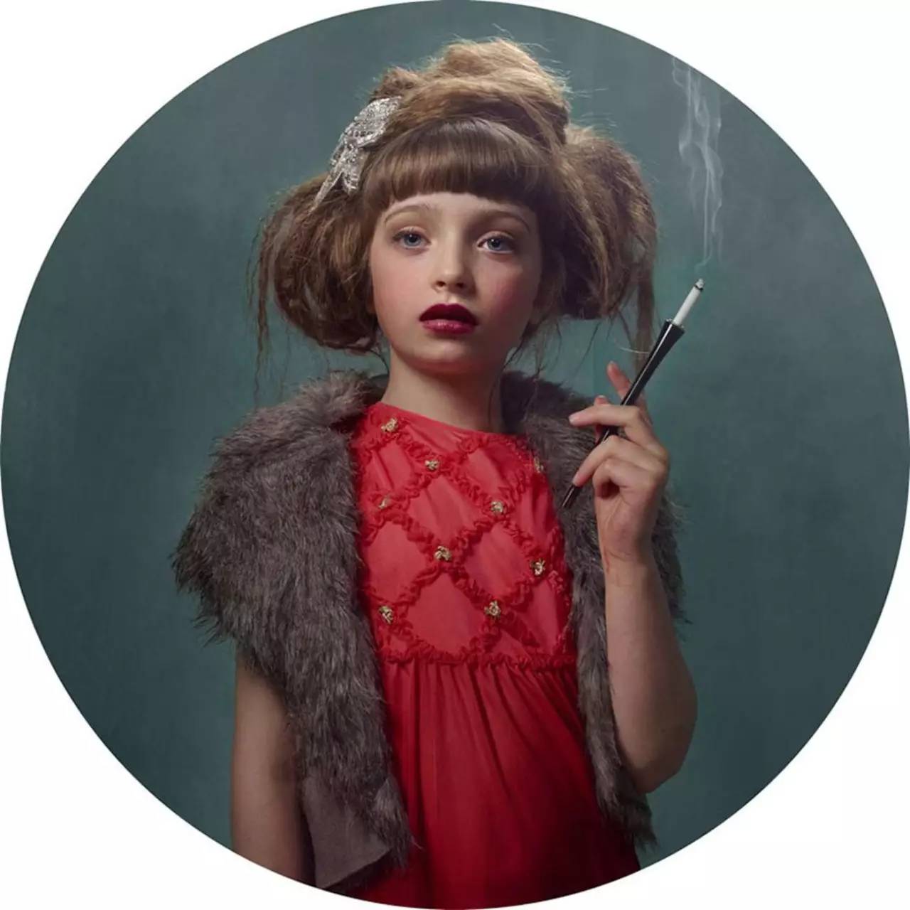 小女孩抽烟表情包图片