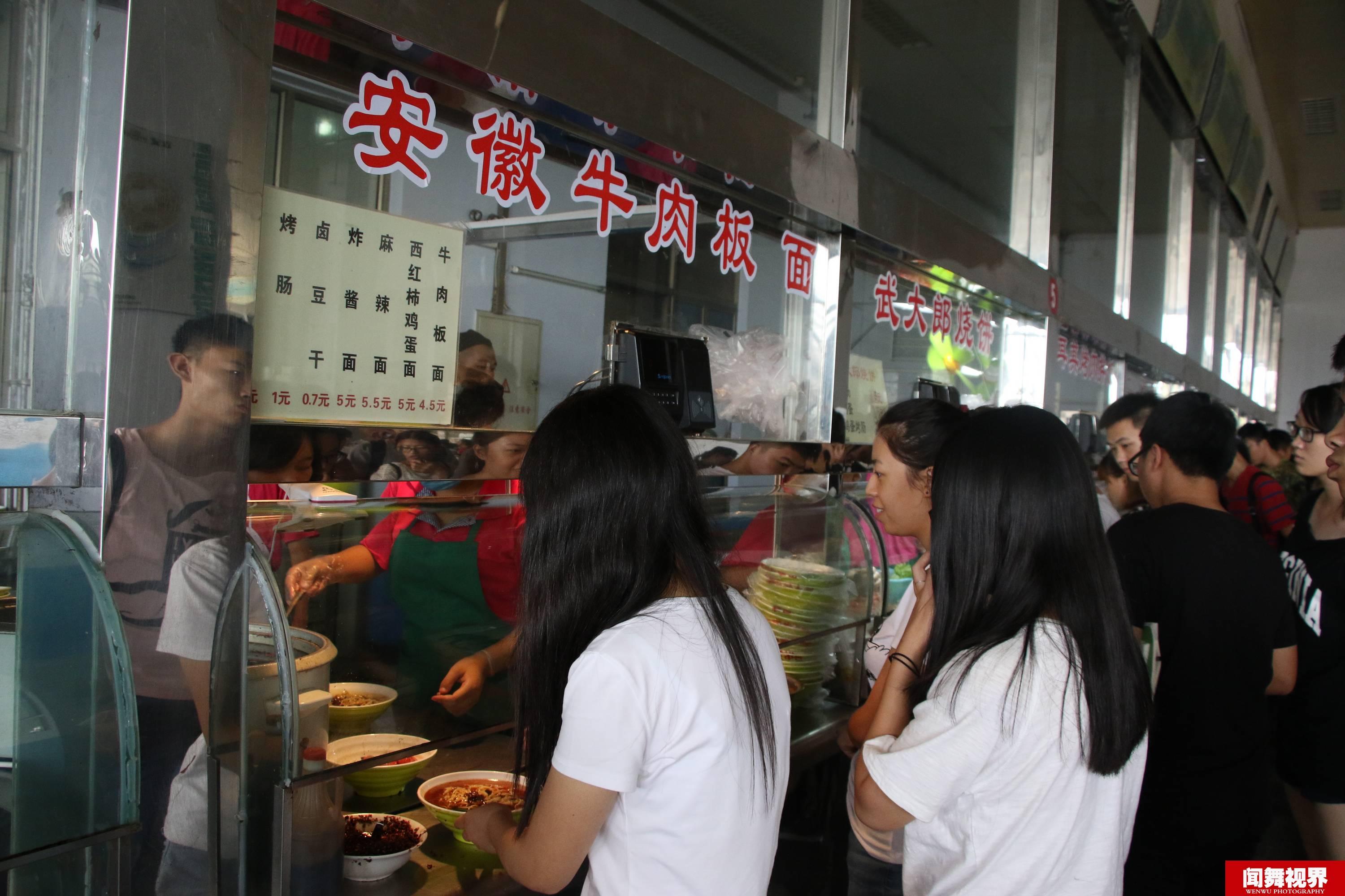 實拍大學食堂菜品 新生吐槽價格高味道差