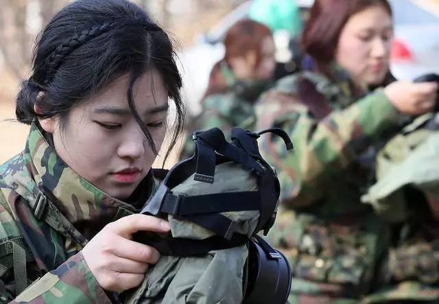 日本女兵入伍体检,要求奇葩,很多女兵表示接受不了!