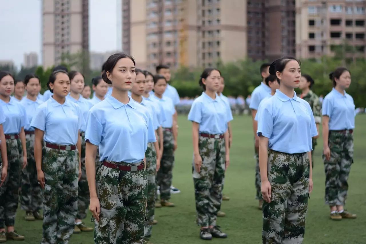 女生军训站军姿图片