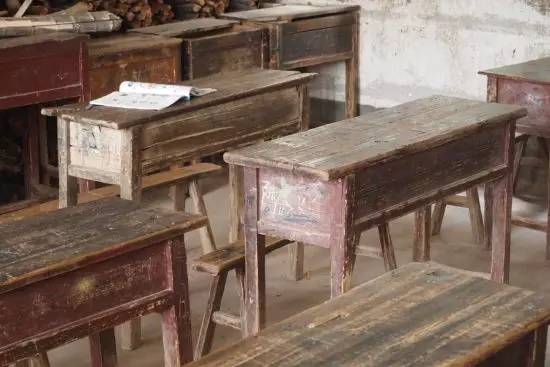 60年代学校老式课桌椅图片