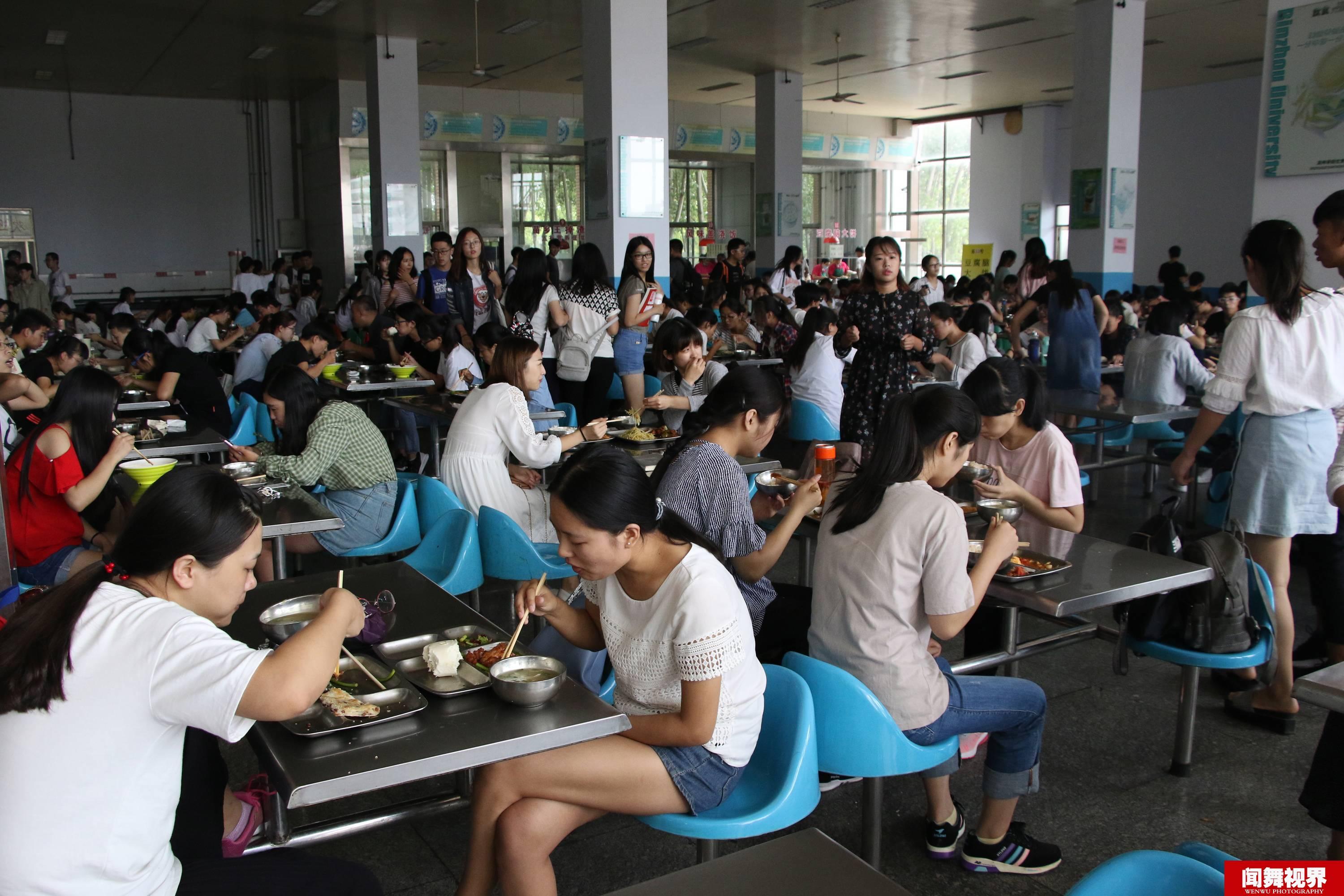 大学食堂实拍图片