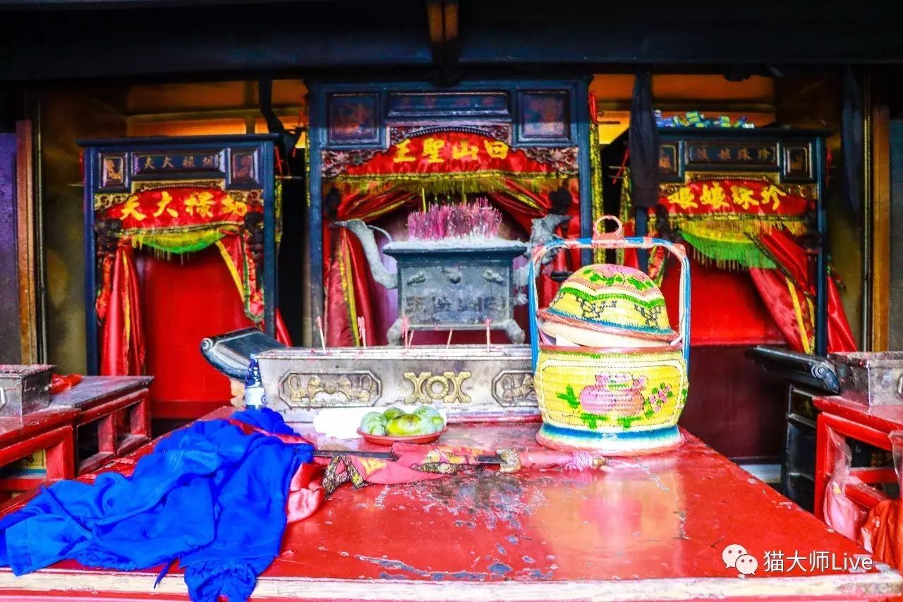 夏君大帝,大官老爺,三山國王;前宮以曰山聖王為大,胡祿大夫,珍珠娘娘