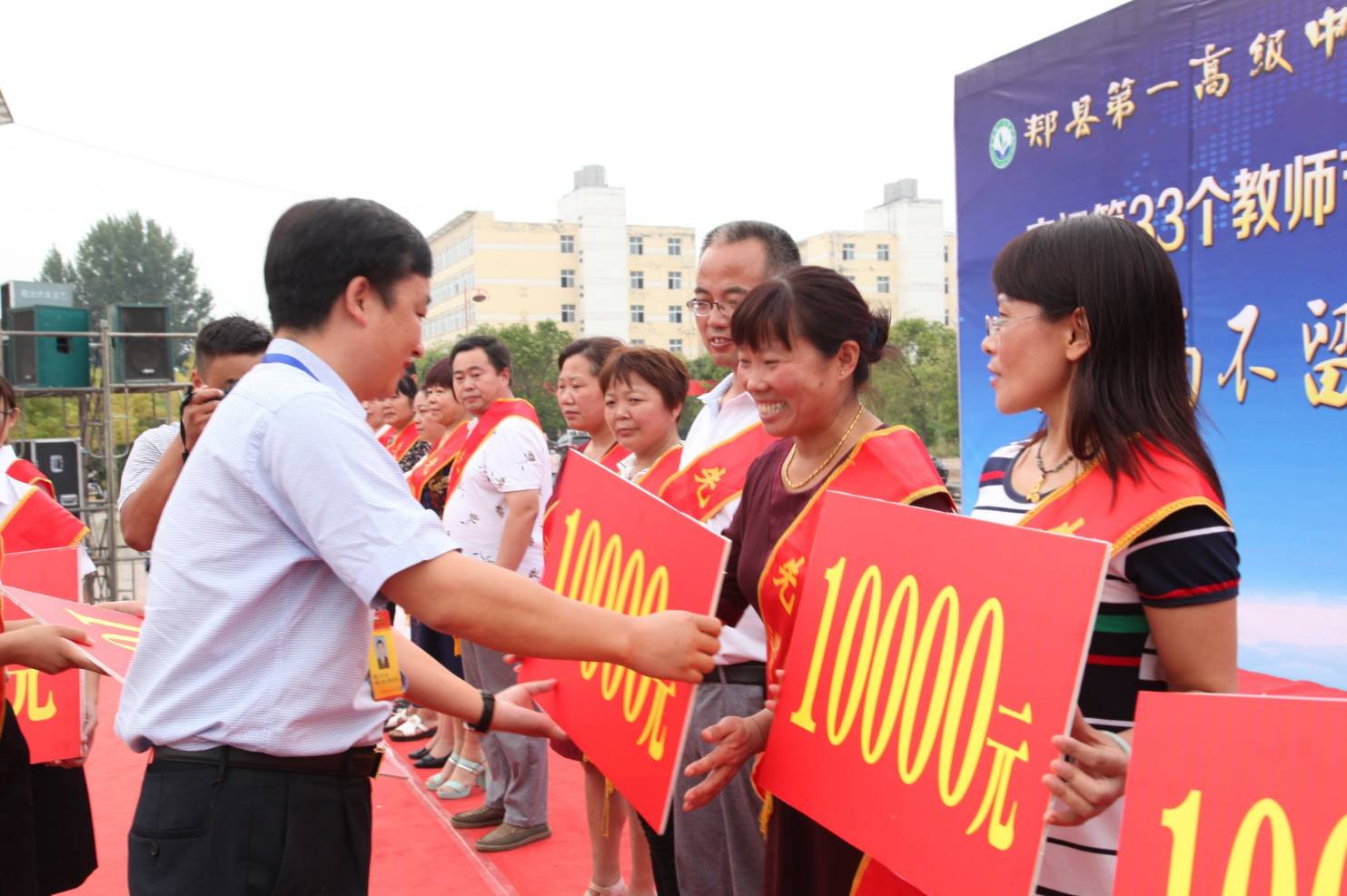 刘嘉仪,靳梦瑶,高童雪,姚韵涵节目二:长笛合奏▲表演者:高二李亚锦