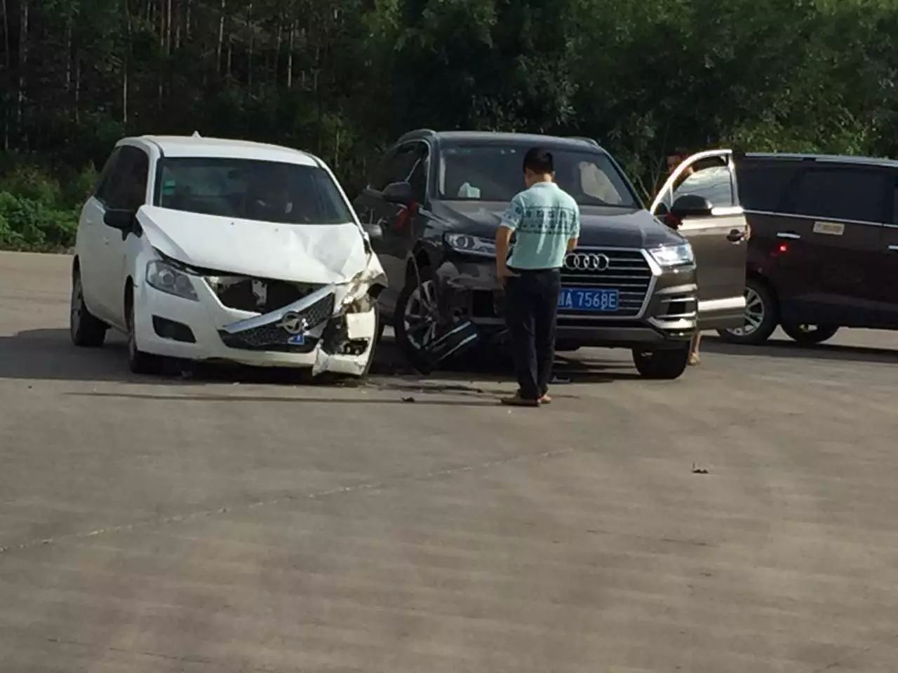 在武鳴紅嶺路段,一輛新的奧迪車與白色轎車相撞,奧迪車車燈受損,白色