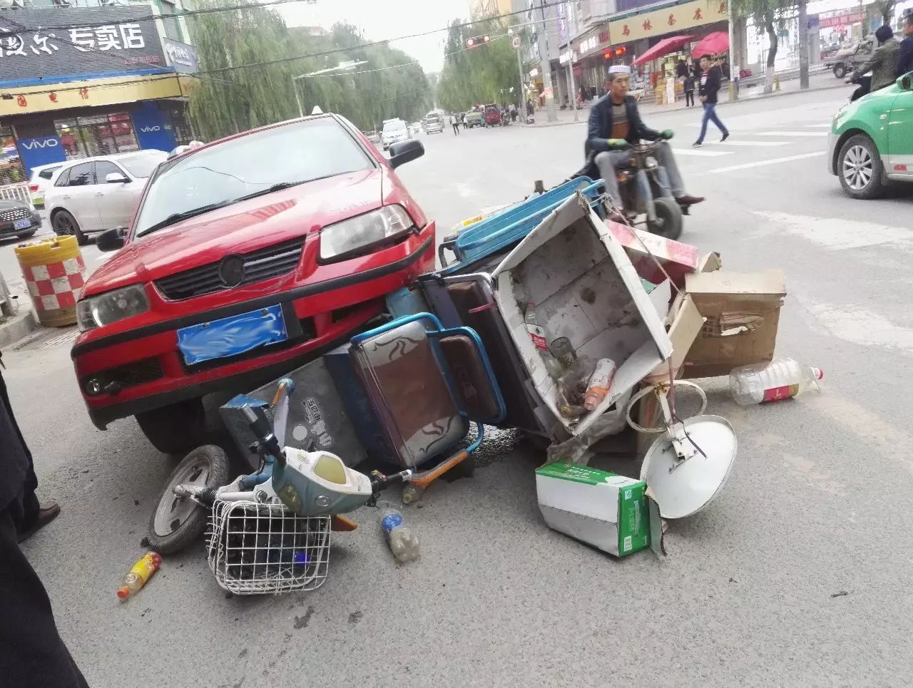 【提个醒】积石山农贸路发生一起交通事故,又是一位骑电动车的!