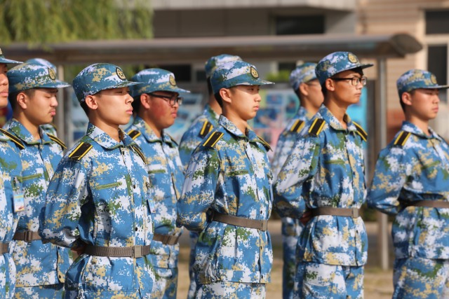 军训开启大学第一课遇见海军蓝的你