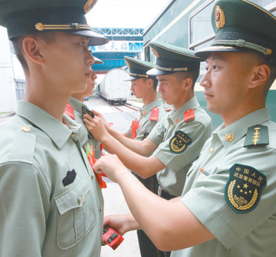 武警上海總隊第七支隊的老兵在鐵路邊舉行卸警銜儀式. 陸振鑫攝