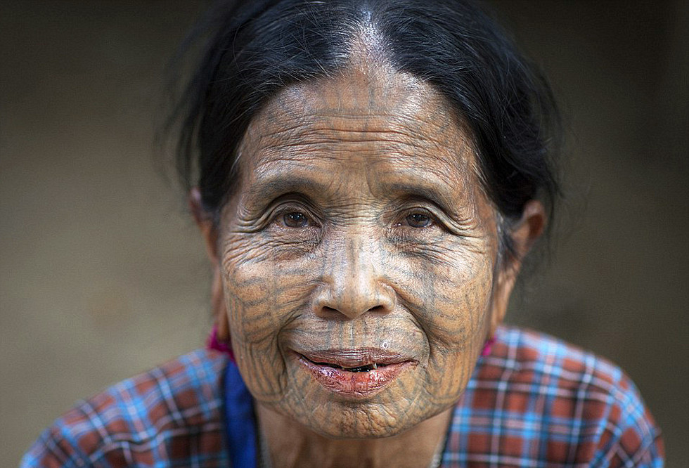 缅甸 钦族女以满脸刺青为美理由令人啼笑皆非