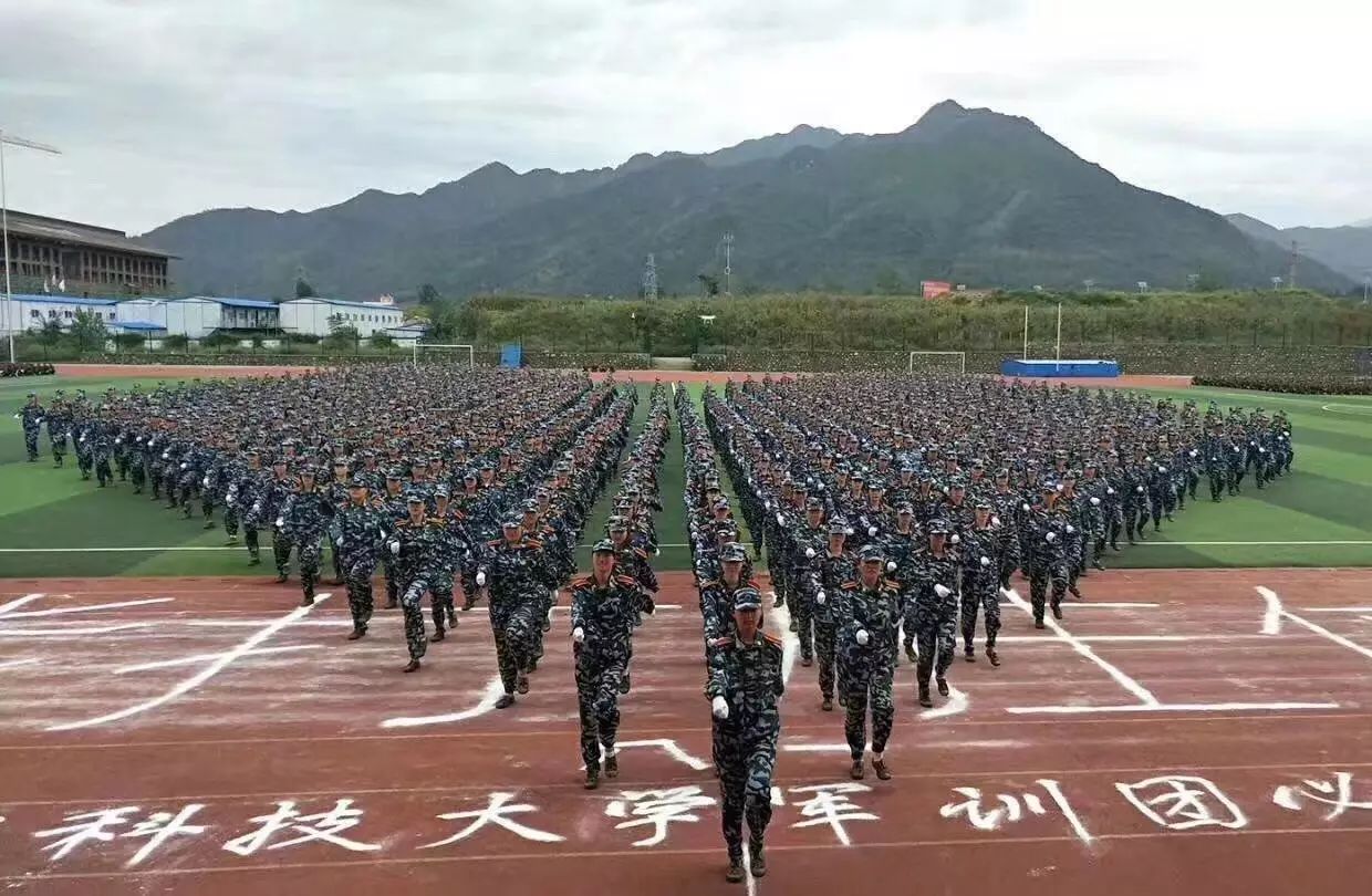 花樣百出的隊形,整齊嘹亮的口號弘揚軍訓品質,永葆建大精神用心吶喊出