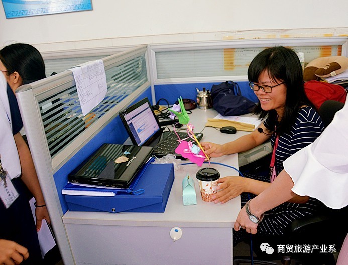 辛苦了黄柔璇老师把小小的心意献给你请您记住我们的笑脸三人行必 有