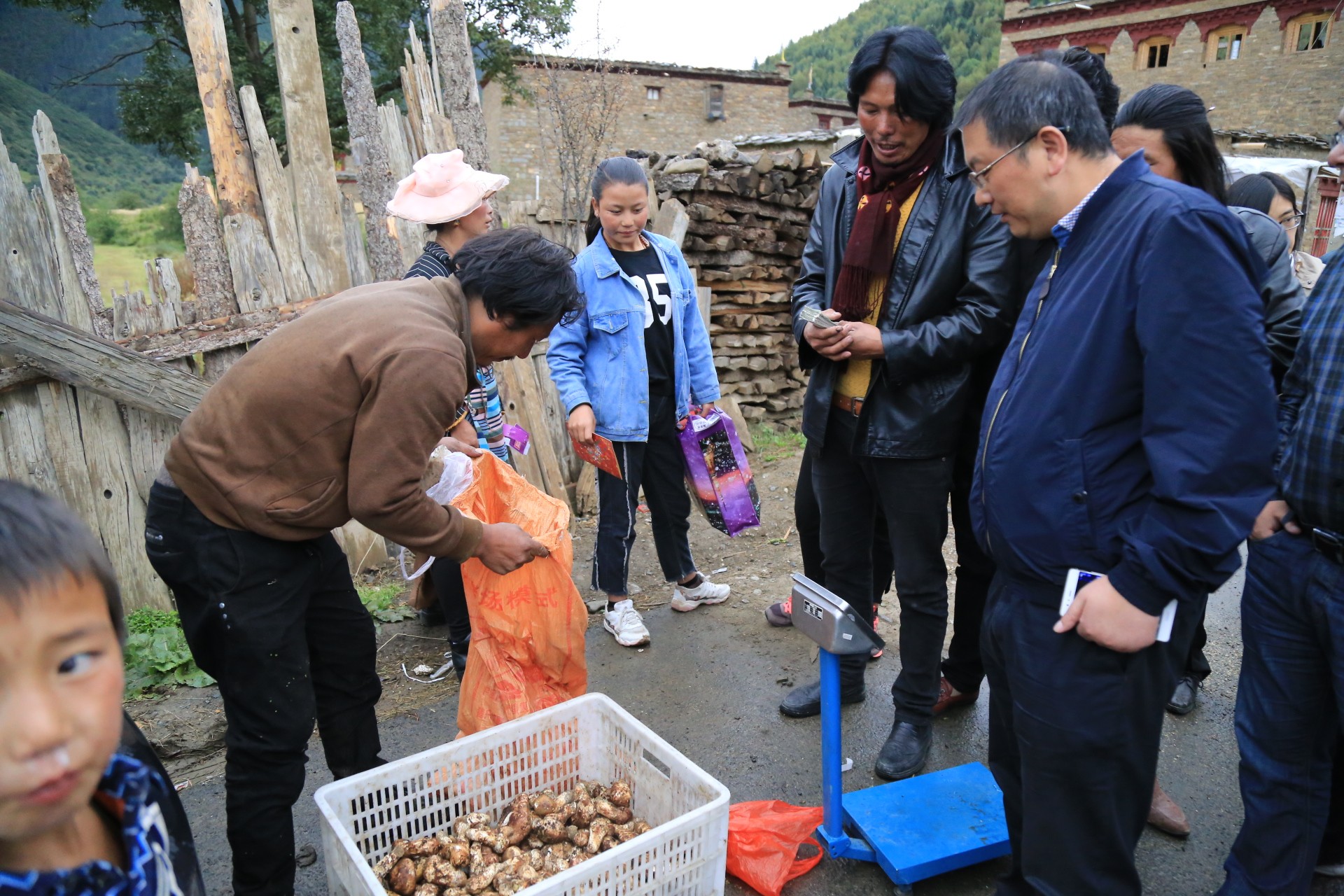 县委书记刘宗建到德差乡西俄洛镇调研督导集体经济脱贫攻坚看望慰问