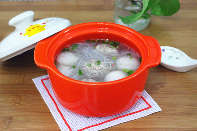 冬瓜薏米鸭汤的做法步骤:1备好鸭肉剁块备些姜片,葱段2
