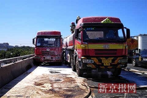 北京南六环大货车与油罐车碰撞致汽油泄漏 无人员伤亡