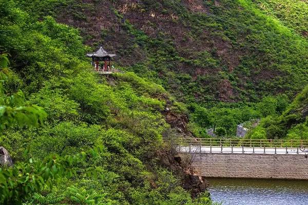 北京神泉峽景區地鐵線路:地鐵一號線到古城路/乘坐385到北宮森林公園