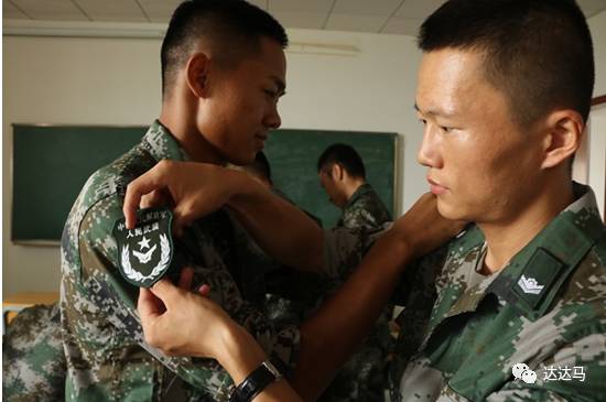 緊接著為在場教官配發軍銜,軍銜統一配發民兵軍銜,但繼承部隊本色不變