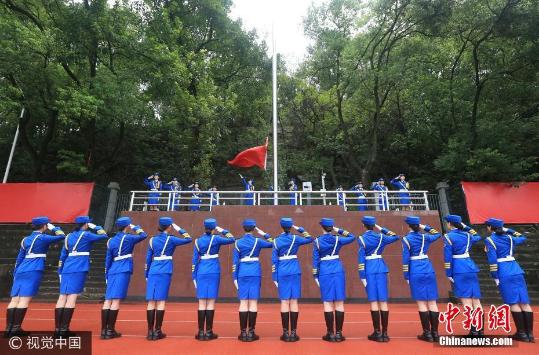 西南大学女子国旗班队员平均身高超1米7
