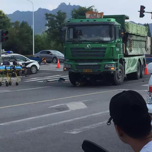 绍兴二环南路和东光路红绿灯路口发生一起工程车和三轮车相撞事故