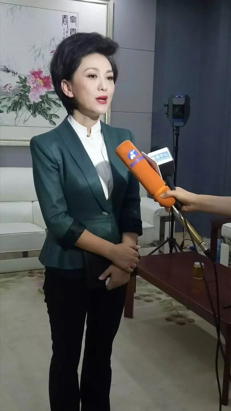 河南省新闻联播主持人图片