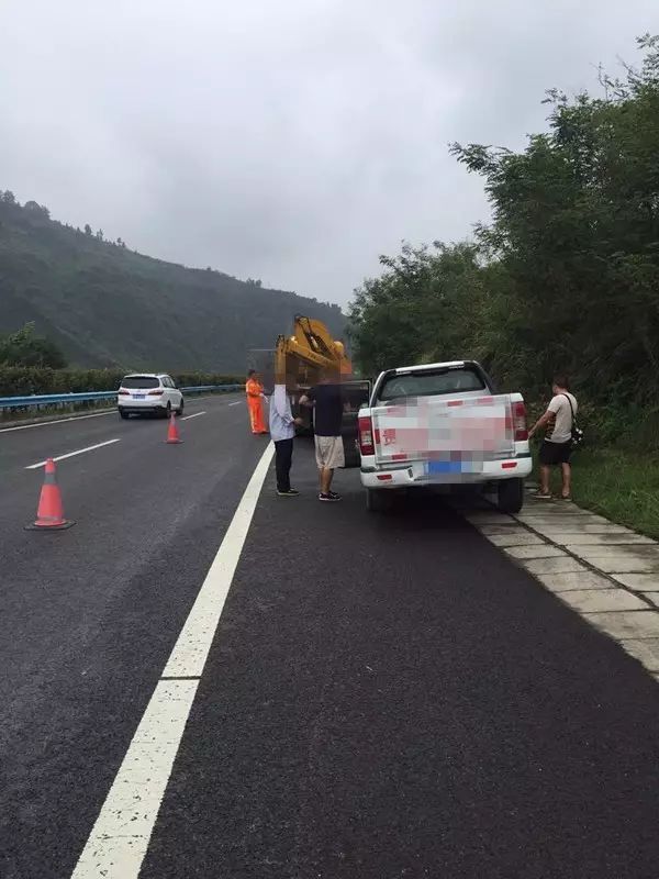 杭瑞高速上皮卡車行駛中,駕駛員發現自己的輪胎竟在前方飛