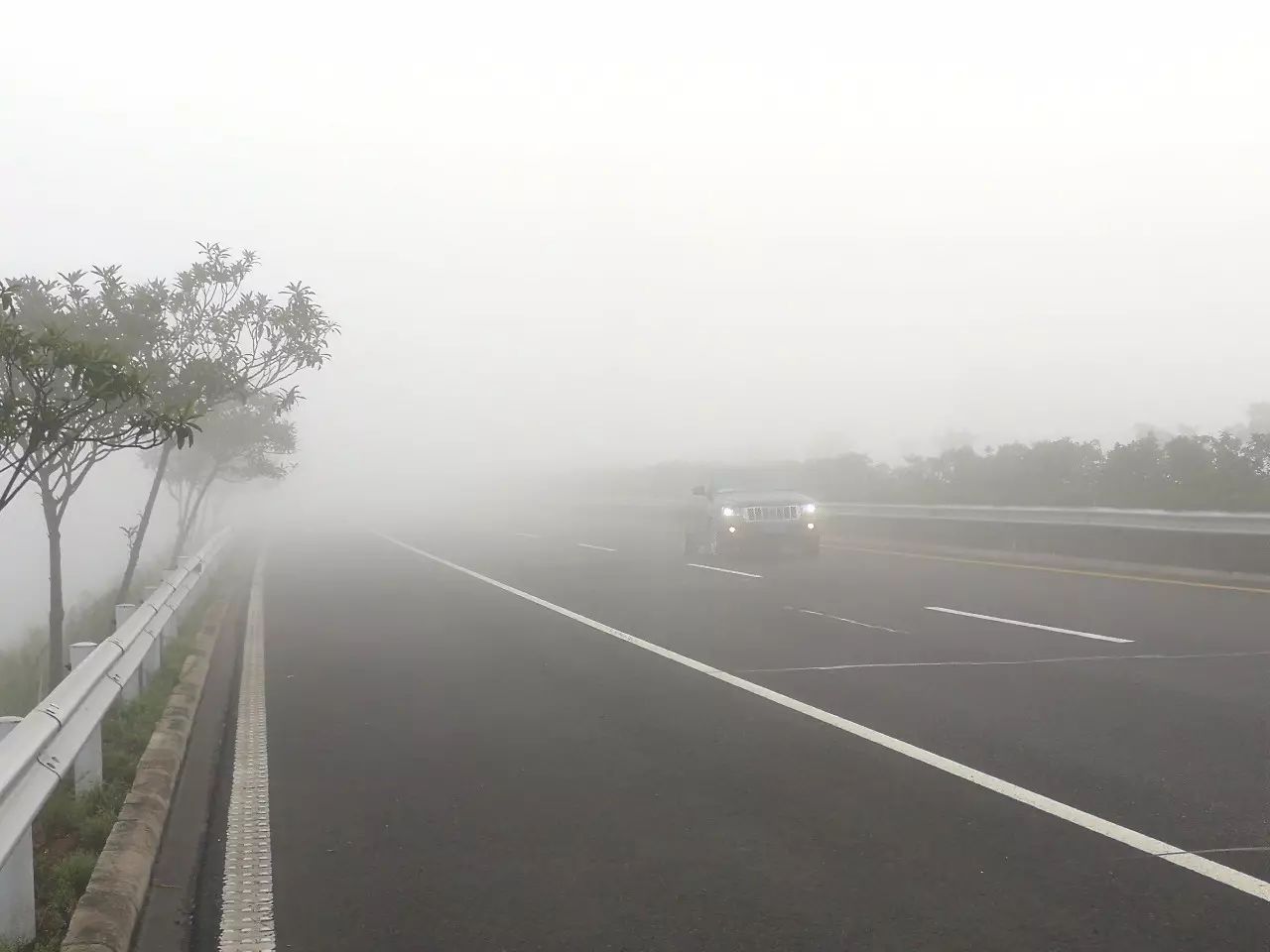 今晨郏县郑尧高速大雾弥漫