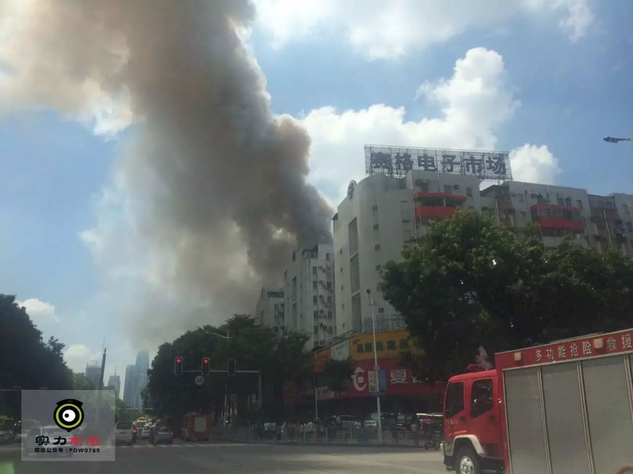 东城中路赛格电子市场附近大火,浓烟冲天,现场出动约8台消防车辆抢救!