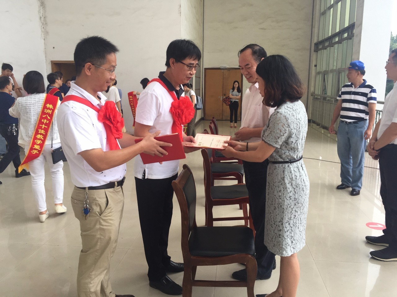 校长,书记为获评株洲市"百优教师"的谢顺良,高建军老师颁奖为株洲市