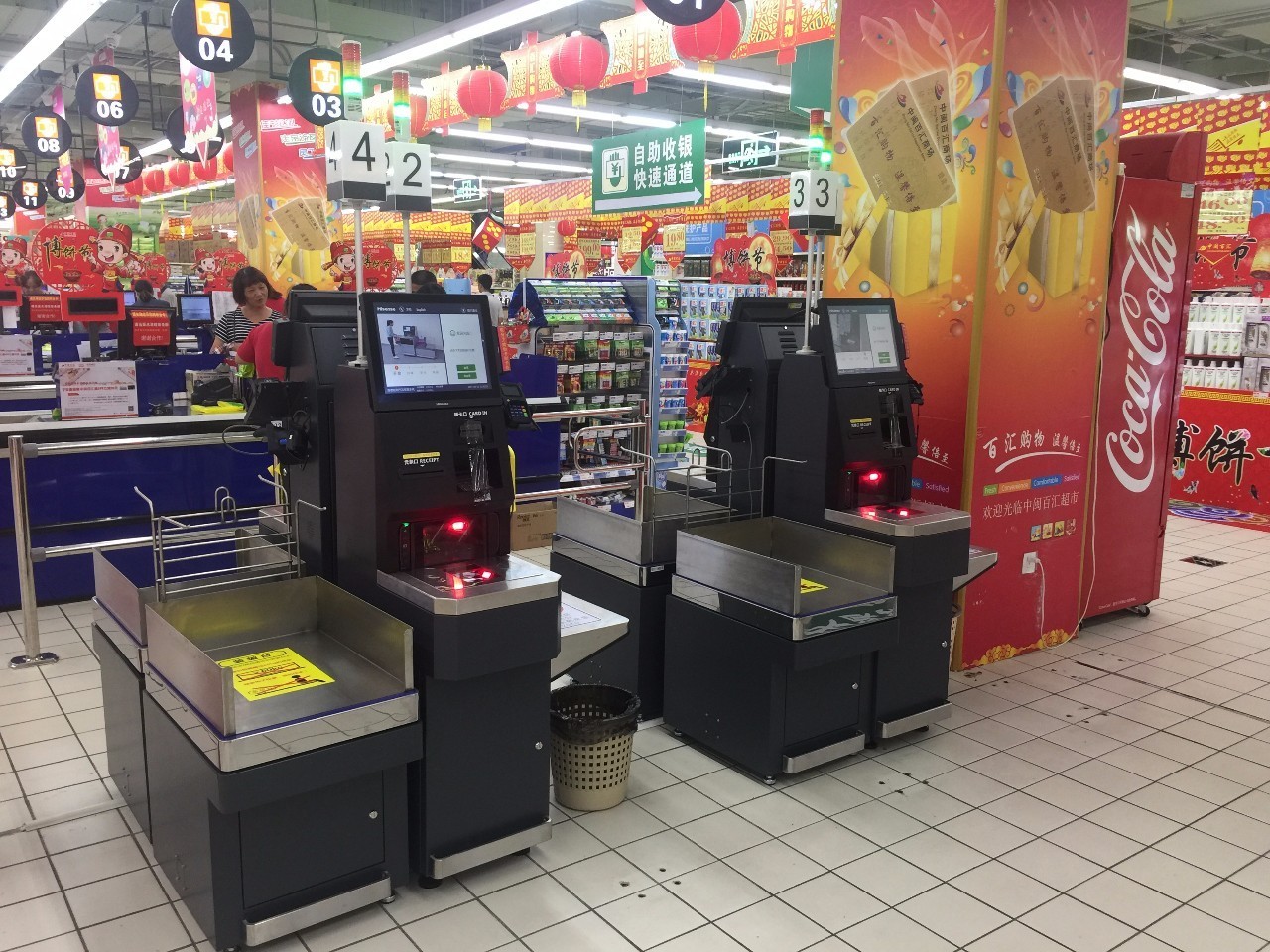 中闽百汇超市引进自助收银机不用排队就可买单