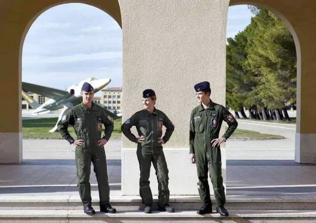 學校越南政治軍事學院瑞士軍校生英國斯利福德皇家空軍克蘭韋爾學校