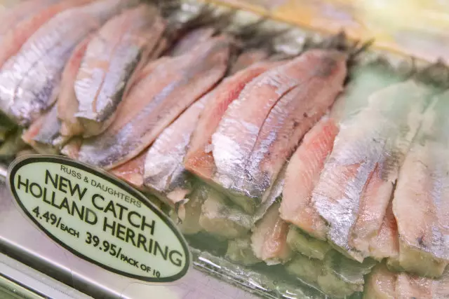 荷兰人吃鲱鱼的方式相当特殊,不是用煎或烘培的,而是直接搭配洋葱生吃