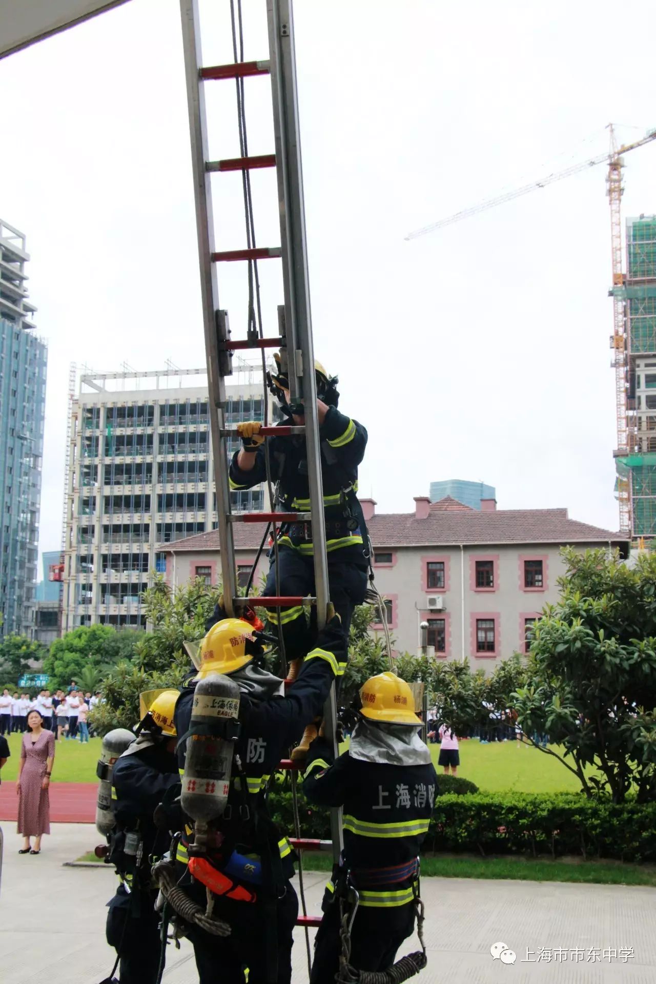 建平安校园 ——市东中学安全教育周活动之消防应急疏散演练