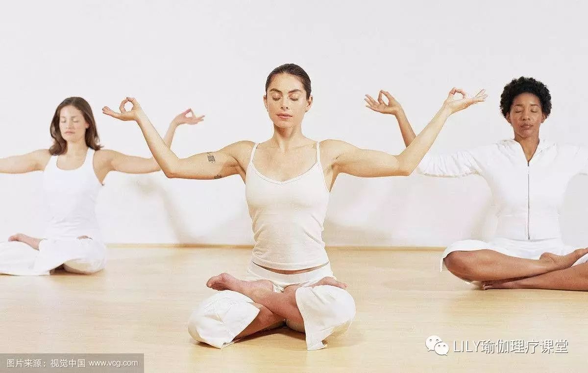 瑜伽中的莲花盘坐是提高冥想质量的有效体式之一,同时它也是打开髋部