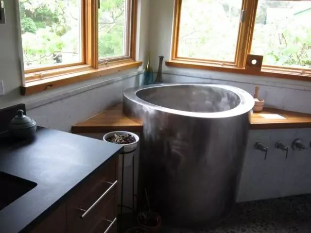 柴火加热的浴缸图片