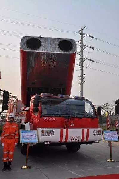 我國新型渦噴滅火車不過作為一臺安裝了飛機發動機的消防坦克,最