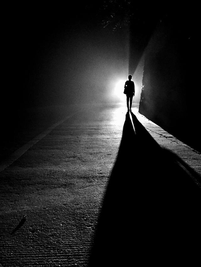 黑暗孤独 一个人走图片