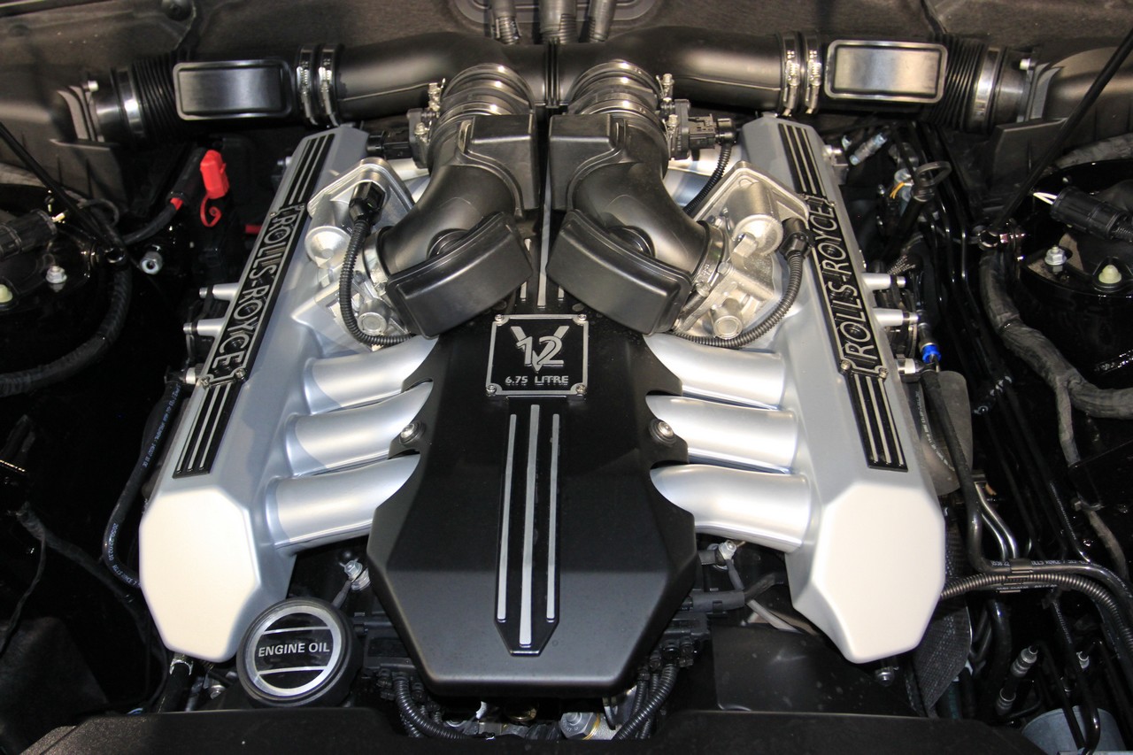 688万的劳斯莱斯幻影v12引擎保养都用什么机油,快来看看
