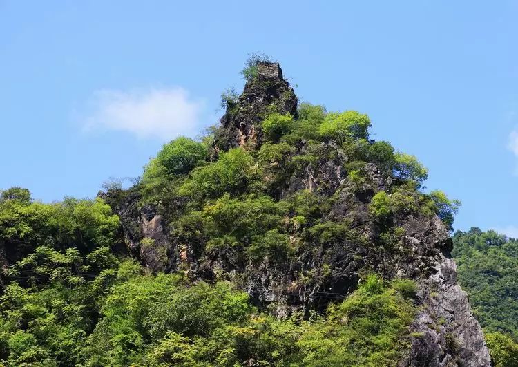 水泉坪位於旬陽縣仁河口鎮西部,因有高峽出平川的千畝水田和橫貫坪中