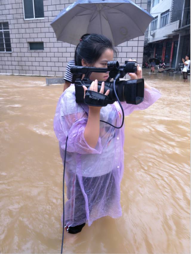 暴雨女记者图片