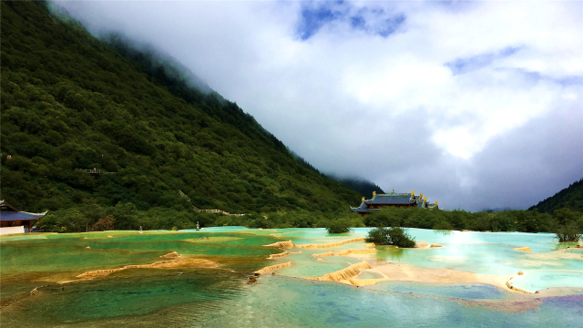 黃龍風景區距松潘縣城56公里,此次我們不再繞行爬山,而是經川(主寺)黃