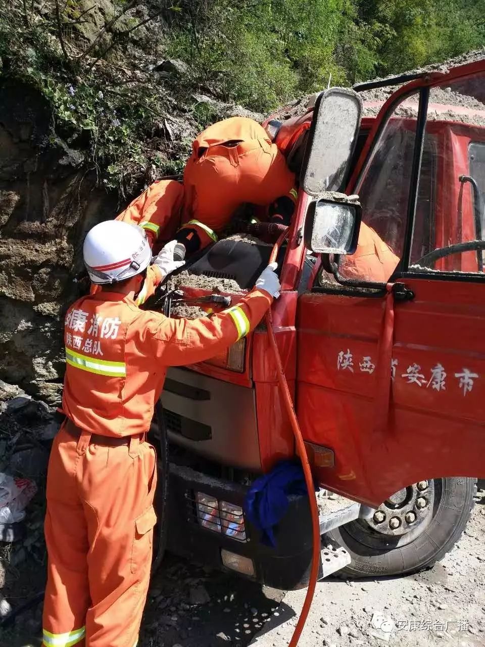 897突发 一单桥货车突发撞岩,消防官兵接警火线救援.