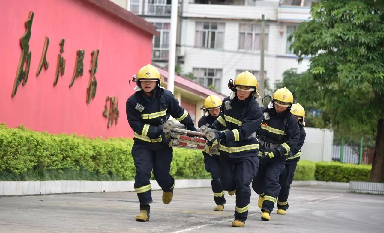 實戰礪精兵!這些消防官兵在32℃高溫下