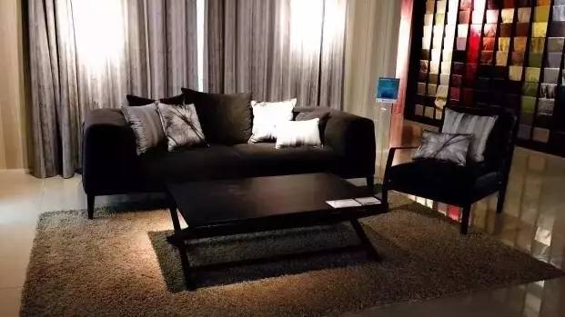 沙 发2黑色,白色,灰色,是现代简约风格最常用的三种颜色